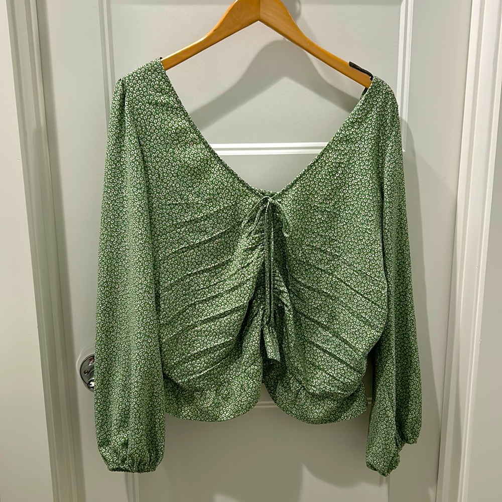 H&M cropped ruched floral pattern blouse
